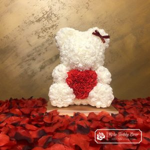 Biały Miś z Róż z Czerwonym Serduszkiem – 40 cm