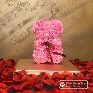 Miś z Różyczek z Kokardką – Różowy 25 cm