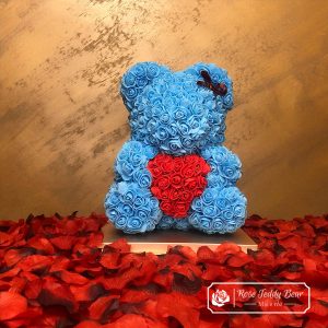 Miś z Róż – Błękitny z Czerwonym Sercem – 40 cm