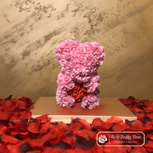 Miś z Różyczek z Czerwonym Serduszkiem – Różowy 25 cm