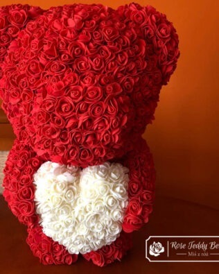 Czerwony Miś z Róż z Białym Serduszkiem – 60 cm