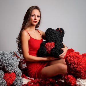 Miś z Różyczek z Czerwonym Serduszkiem – Czarny 25 cm